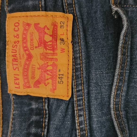 Two Pair of Men's Levi 541 Strauss Jeans - Picture 4 of 6